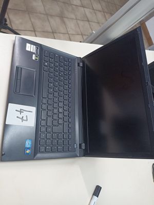 un ordinateur portable posé sur une table blanche