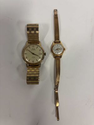 deux montres pour femme et un bracelet sur un fond blanc