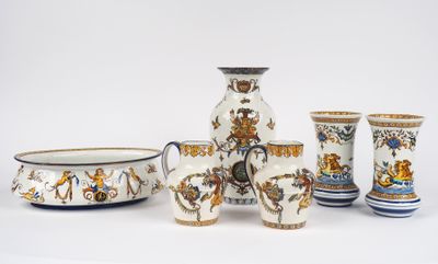 un ensemble de vases et de bols posés sur une table