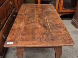 une table en bois qui se trouve dans une pièce