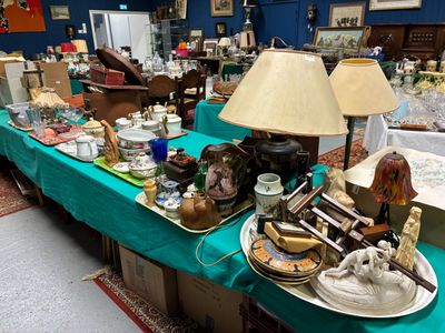 une table sur laquelle se trouvent de nombreux objets
