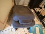 une chaise posée sur le sol de la pièce
