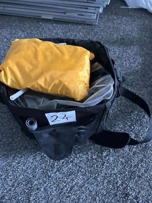 un sac noir contenant un sac jaune, posé par terre