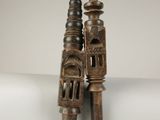 deux sculptures en bois posées l'une sur l'autre sur une table