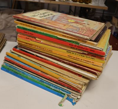 plusieurs livres pour enfants empilés sur une table
