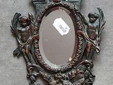 un miroir accroché au mur et entouré d'anges