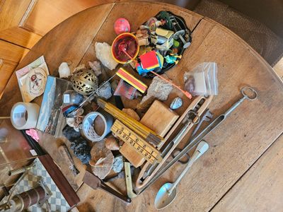 une table en bois sur laquelle sont posés de nombreux outils
