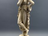 une image représentant une statue d'une femme tenant une fleur à la main