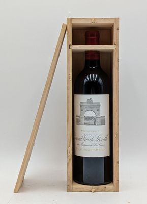 une bouteille de vin rouge dans un coffret en bois