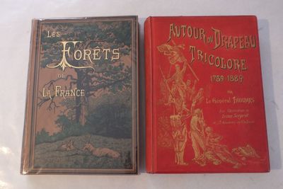 Deux livres sont posés sur une table recouverte d'une nappe blanche.