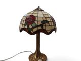 une lampe posée sur une table