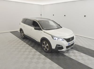 la voiture blanche est garée dans le garage sur le sol en damier