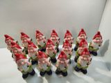 sept petits gnomes alignés en rang
