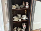 un buffet sur lequel sont disposées de nombreuses tasses et soucoupes