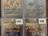 quatre cartes Pokémon sous blister posées sur une table
