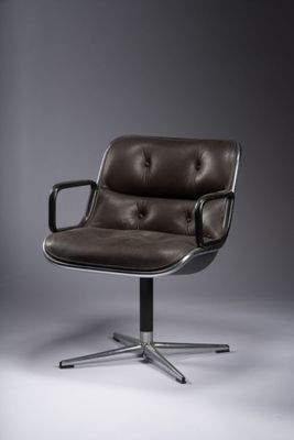 une photo d'un fauteuil en cuir marron monté sur un piètement métallique