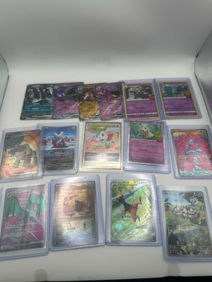 beaucoup de cartes Pokémon dans une boîte posée sur la table