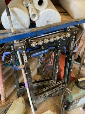 une table sur laquelle sont posés un certain nombre d'outils