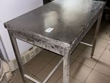 une table placée au milieu d'une cuisine