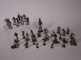 de nombreuses figurines de différents types et tailles sur la table