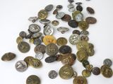 un grand nombre de pièces qui se trouvent sur une surface blanche