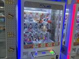 deux distributeurs automatiques installés dans un magasin