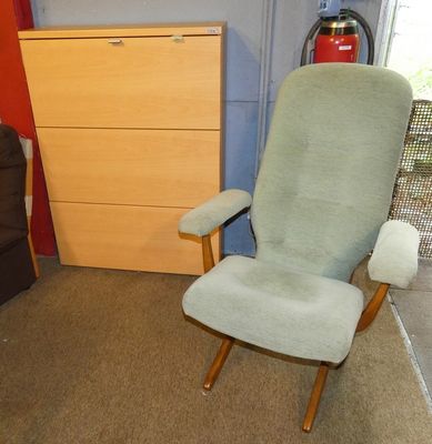 une chaise et une commode dans une pièce