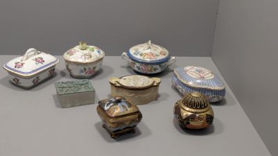 de nombreux types de vaisselle exposés sur une table