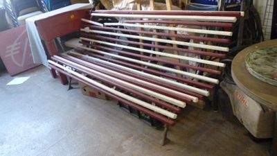 un banc fabriqué à partir de battes de baseball dans un garage