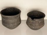 deux vases posés sur une table