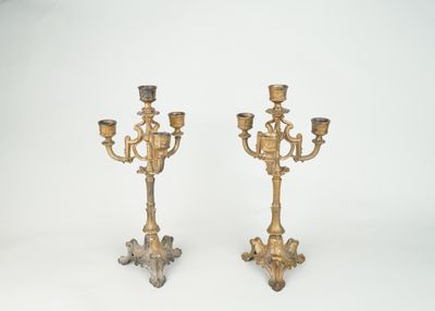 paire de candélabres anciens en laiton avec bougeoirs