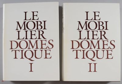 deux livres portant une inscription en rouge, posés sur une table