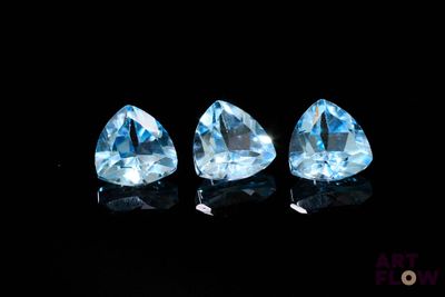 trois mille milliards de topazes bleues taillées sur fond noir