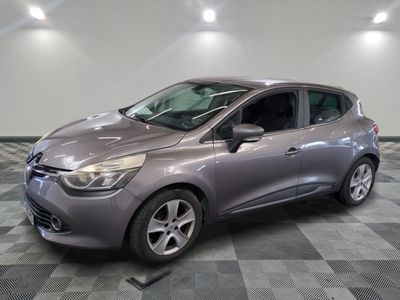 la voiture grise est garée sur un sol en damier dans le garage