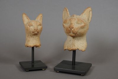 2 SCULPTURES en terre-cuite sur socle carré en métal noir à …