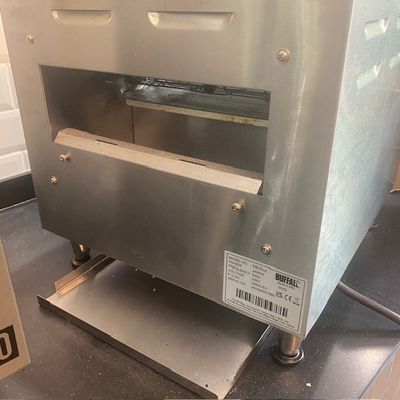 une machine posée sur le comptoir de la cuisine