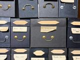 une pile de cartons étiquetés posée sur une table