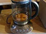 une cafetière posée sur un plan de travail, à côté d'un grille-pain et d'un autre grille-pain