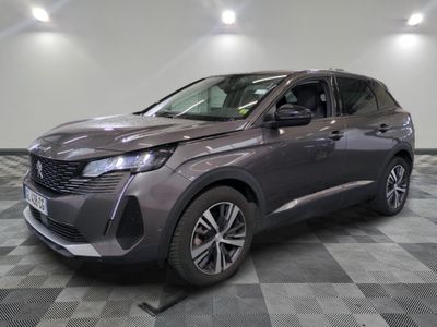 Le nouveau SUV Peugeot est garé dans une grande pièce au sol carrelé en damier.