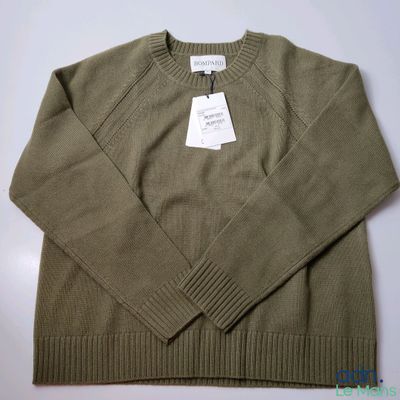 un gros plan sur un pull muni d'une étiquette