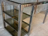 une table en verre surmontée d'une étagère
