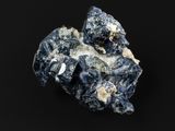 un morceau de roche avec des cristaux bleus sur fond noir