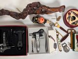 une boîte d'accessoires pour le vin et un décapsuleur posés sur une table