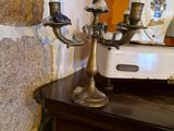 un bougeoir posé sur une table à côté d'un miroir