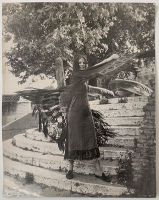photo en noir et blanc d'une femme debout sur un escalier