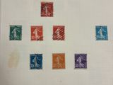 une image représentant une collection de timbres sur une feuille de papier