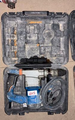 une mallette contenant des outils posée sur le sol