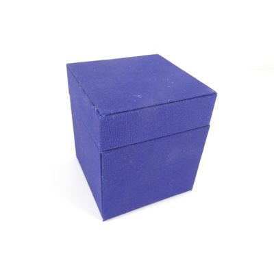 boîte en carton bleue avec couvercle, sur fond blanc