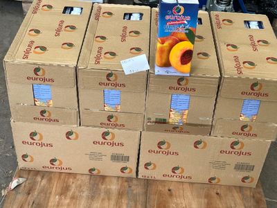 Plusieurs caisses d'oranges sont empilées les unes sur les autres