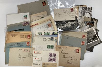 une pile de vieilles cartes postales et d'enveloppes posée sur une table